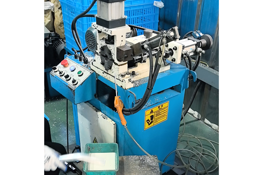 Pneumatische Anfasmaschine mit einem Kopf
